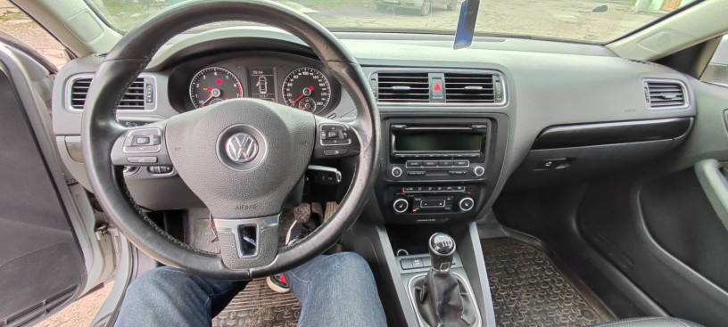 volkswagen-jetta-2012-14-big-10