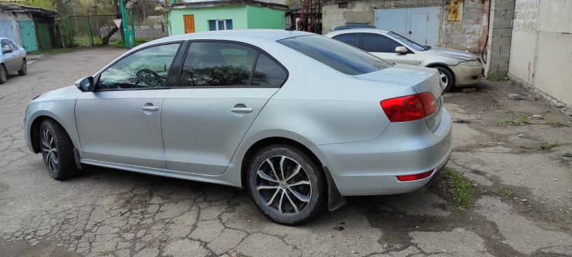 volkswagen-jetta-2012-14-big-2