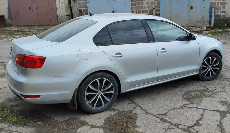 volkswagen-jetta-2012-14-big-4