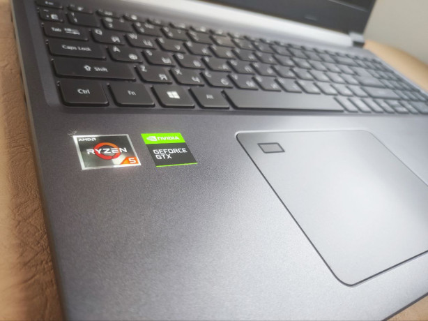 noutbuk-acer-aspire-7-a715-g41-big-3