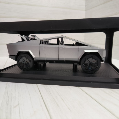metalliceskaya-model-tesla-kibertrak-1-24-big-0
