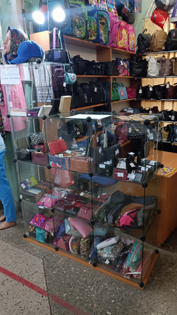 prodam-vitriny-stellazi-stol-torgovoe-oborudovanie-big-0