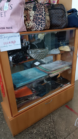 prodam-vitriny-stellazi-stol-torgovoe-oborudovanie-big-1