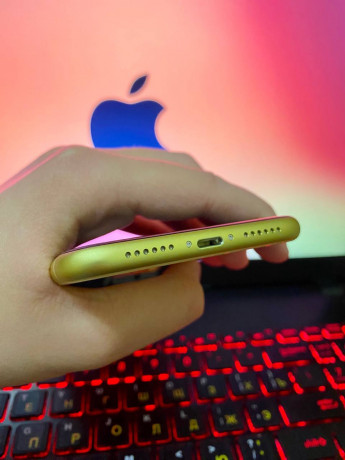 iphone-11-yellow-64-gb-big-5