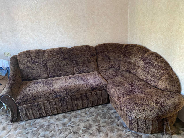 uglovoi-divan-black-red-white-big-0