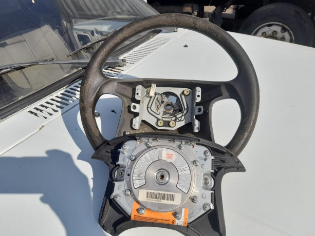 rul-na-volvo-v-40-big-2