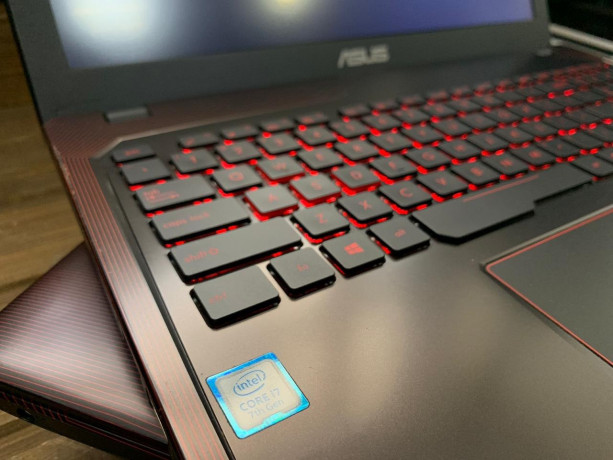 moshhnyi-igrovoi-noutbuk-asus-rog-big-0