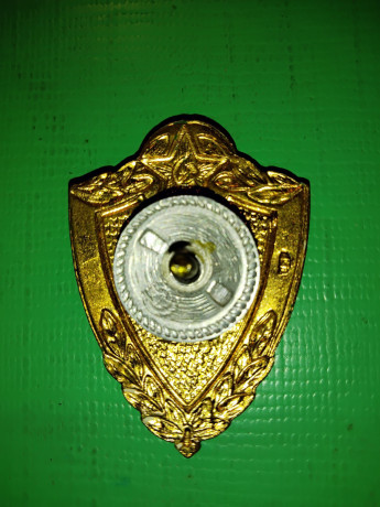 soldatskii-znak-2-klass-pogranvoiska-sssr-s-zakrutkoi-tyazelyi-polucen-v-1961-godu-big-1