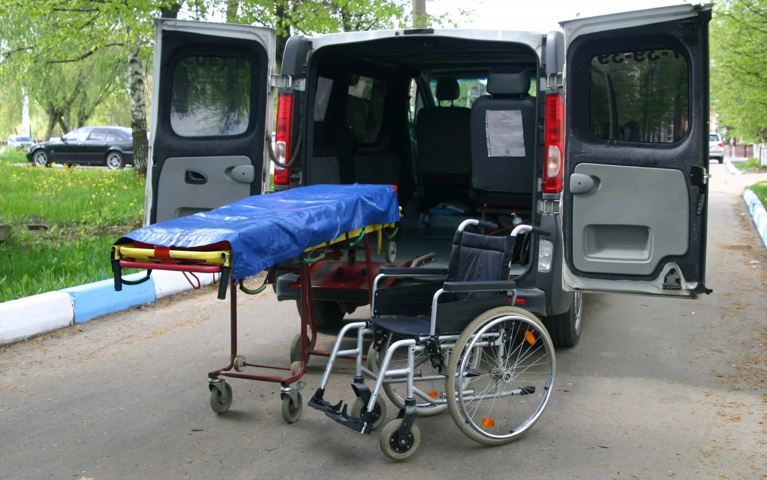 Перевозка больных московская область. Машина для инвалидов. Перевозка больных машина. Машина для транспортировки лежачих больных. Машина для перевозки лежачих инвалидов.