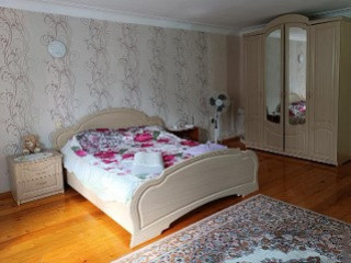 Продаю 3 - х комнатный 2 - х этажный дом, ул. Богомольца.