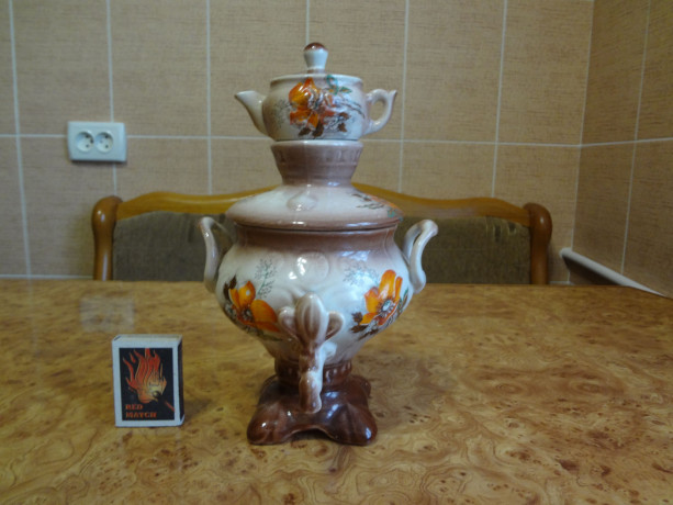 samovar-s-cainikom-keramiceskii-dekorativnyi-big-0