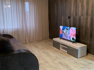Сдам 2 ком. VIP квартиру. Посуточно Район 1000 мелочей