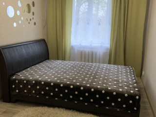 Сдам 2 ком. VIP квартиру. Посуточно Район 1000 мелочей