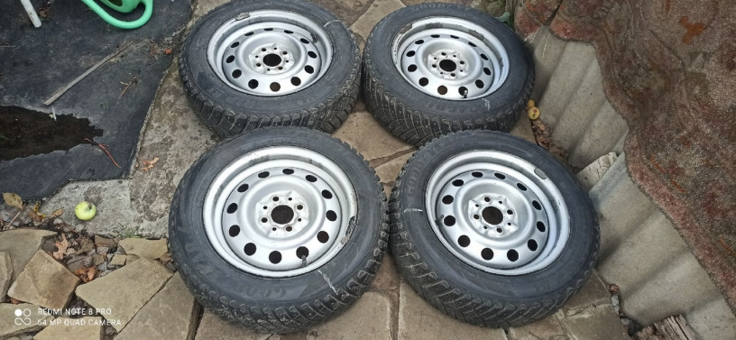 prodam-prakticeski-novyi-zimnii-komplekt-koles-r14-big-0