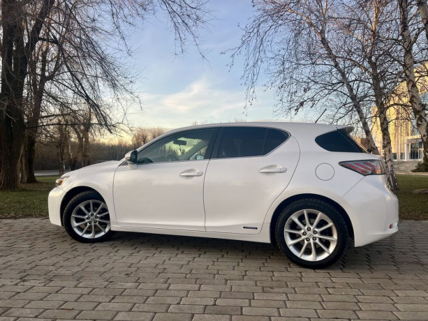 lexus-ct200h-2012g-18-gibrid-idealnoe-sostoyanie-big-1