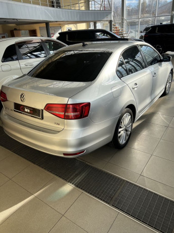 volkswagen-jetta-se-2015-big-3