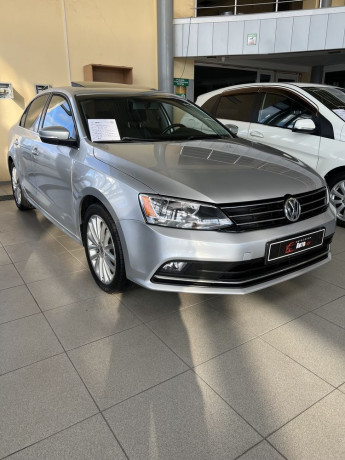 volkswagen-jetta-se-2015-big-1