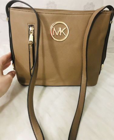 kompaktnaya-sumka-michael-kors-s-maksimalnoi-universalnostyu-i-stilem-big-1