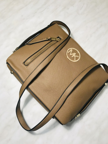 kompaktnaya-sumka-michael-kors-s-maksimalnoi-universalnostyu-i-stilem-big-0