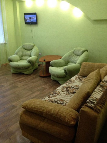 sdam-posutocno-dvuxkomnatnuyu-kvartiru-v-centre-luganska-big-0