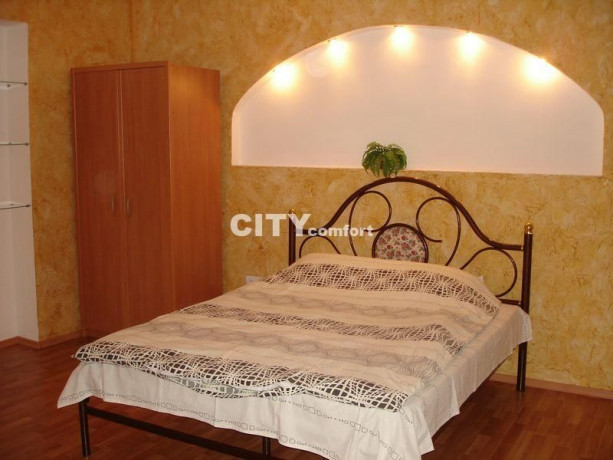 sdam-posutocno-dvuxkomnatnuyu-kvartiru-v-centre-luganska-big-1