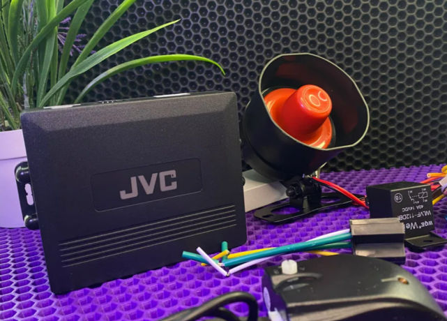 avtosignalizaciya-s-modulem-upravleniya-centralnym-zamkom-jvc-c913-big-2