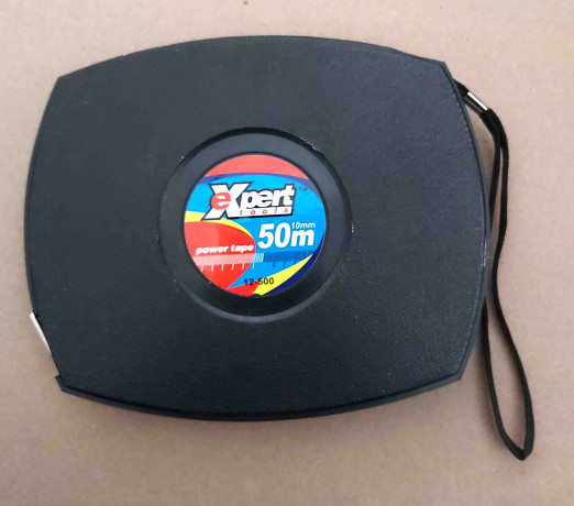 ruletka-50-m-stalnaya-lenta-10-mm-plastikovyi-udaroprocnyi-korpus-cernaya-expert-big-1