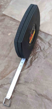 ruletka-30-m-x-10-mm-izmeritelnaya-stalnaya-lenta-plastikovyi-korpus-cernaya-wsm-big-3