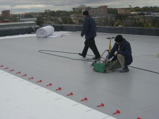 krovelnaya-pvx-membrana-ecoroof-v-rp-12-mm-seraya-210x25m-big-10