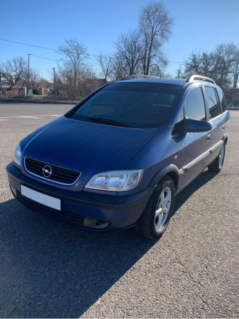opel-zafira-a-7-mest-big-0