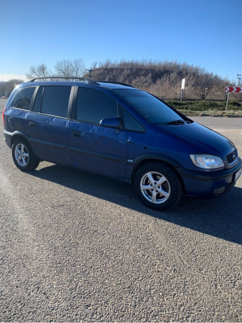 opel-zafira-a-7-mest-big-3