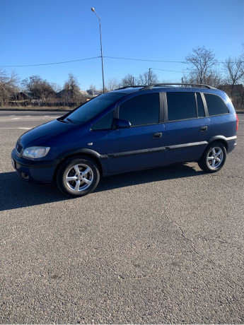 opel-zafira-a-7-mest-big-1