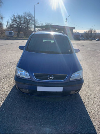 opel-zafira-a-7-mest-big-2