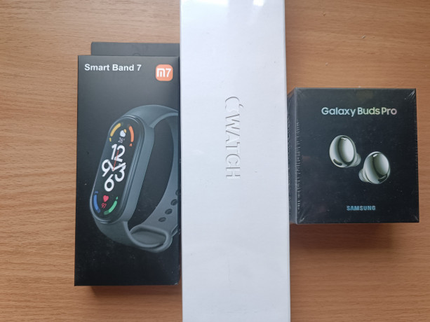 smart-casy-i-braslety-firmennye-nausniki-big-0