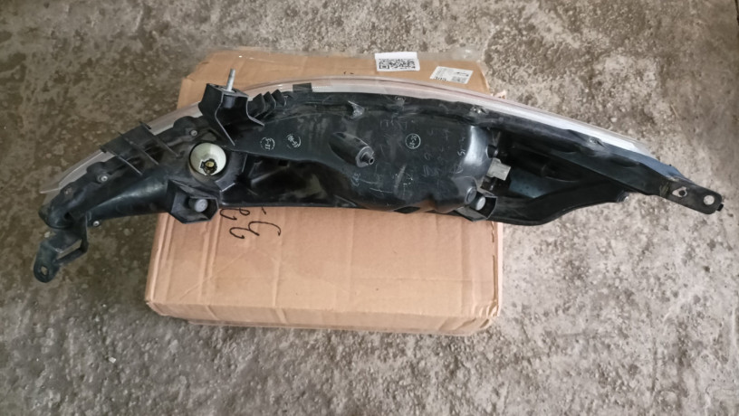 verxnyaya-levaya-voditelskaya-fara-nissan-juke-2012-nissan-zuk-big-2