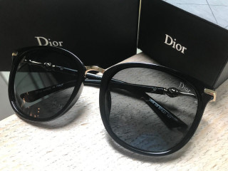 Солнцезащитные очки Dior.