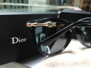 Солнцезащитные очки Dior.