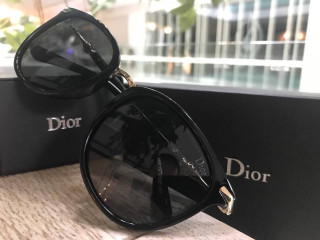 Солнцезащитные очки Dior.