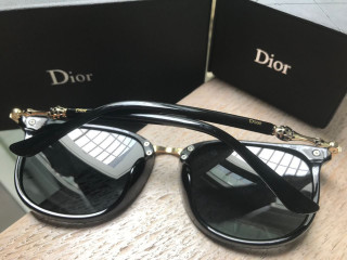 Солнцезащитные очки Dior.