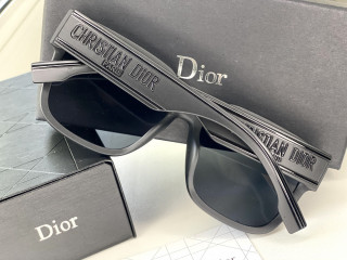 Солнцезащитные очки Dior.