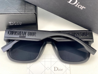 Солнцезащитные очки Dior.