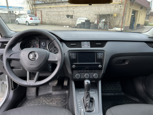 skoda-octavia-2018-avtomat-big-5